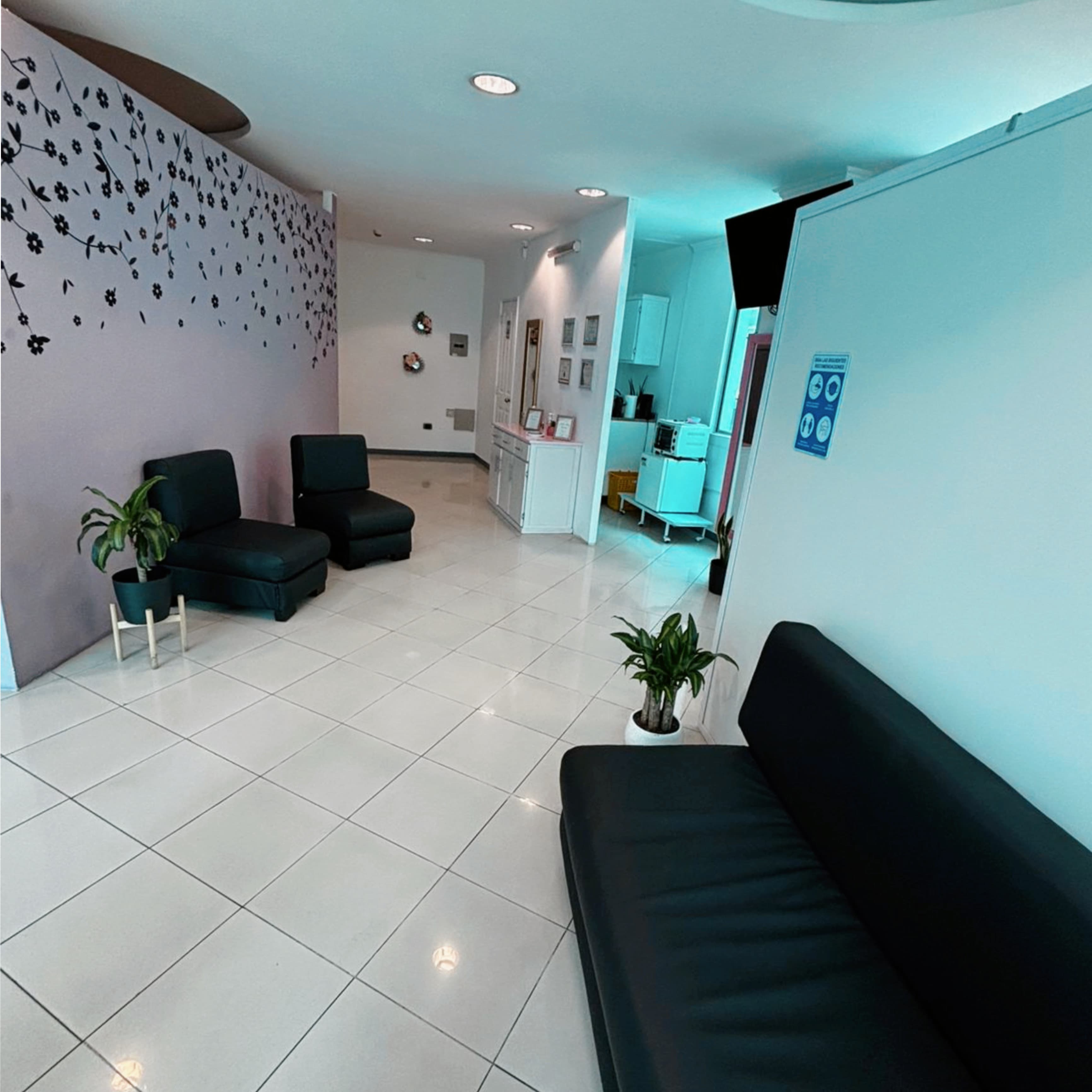 Sala de espera amplia y moderna