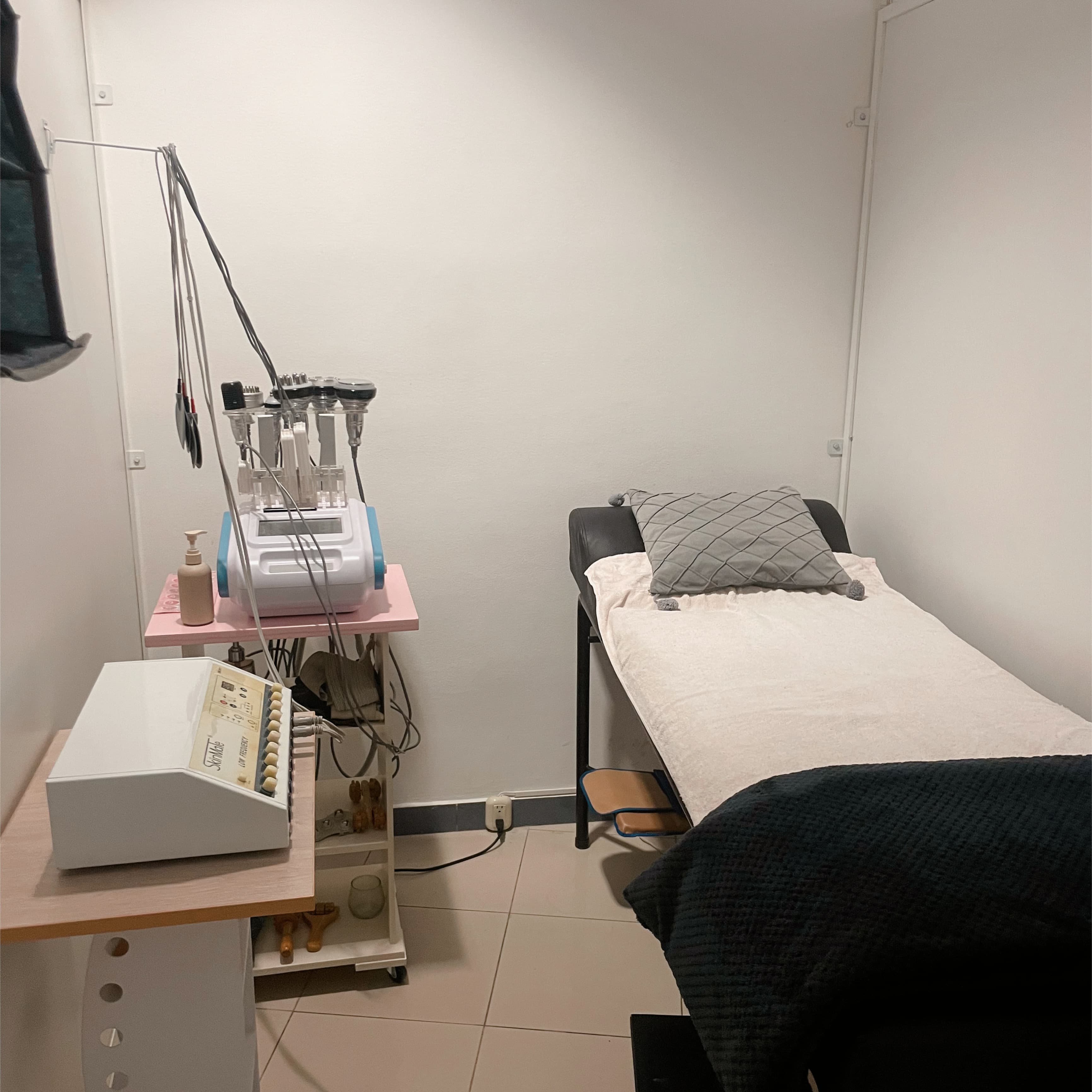 Cabina con equipos de cavitacion y radiofrecuencia