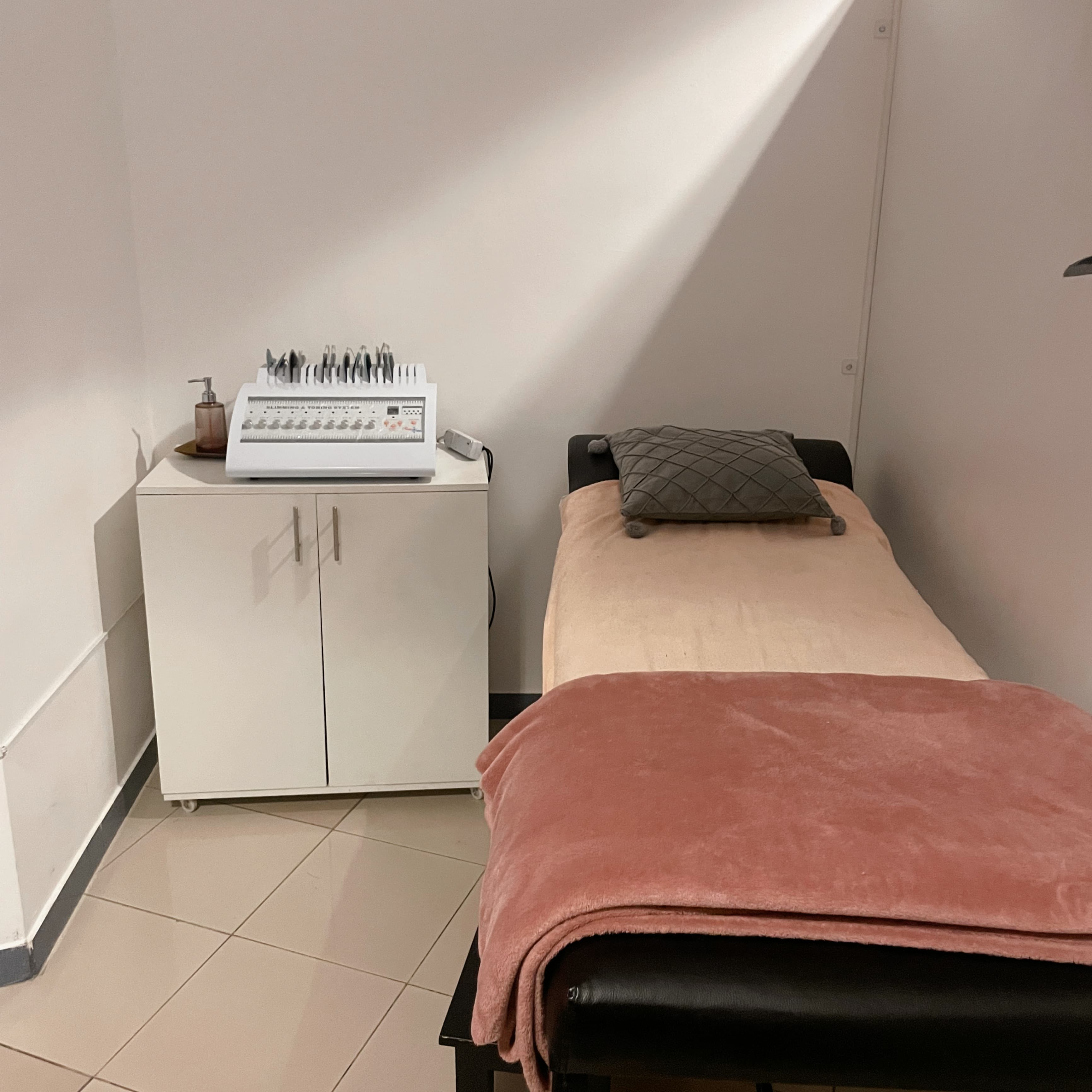 Sala de masajes y tratamientos relajantes con equipamiento