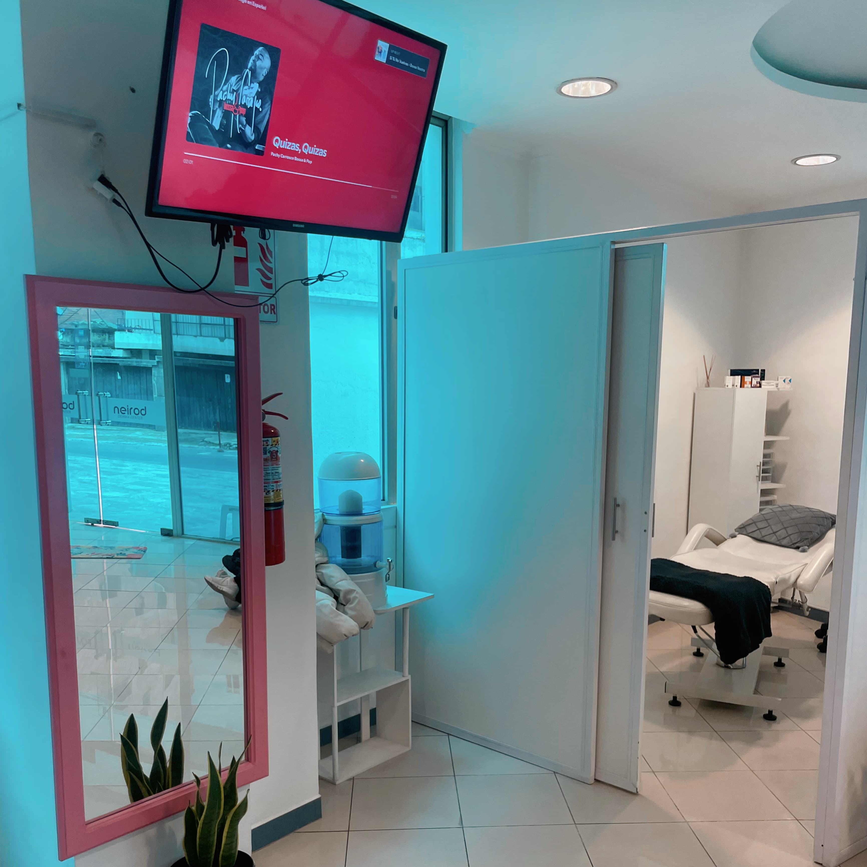 Cabina de tratamiento con espejo y camilla profesional