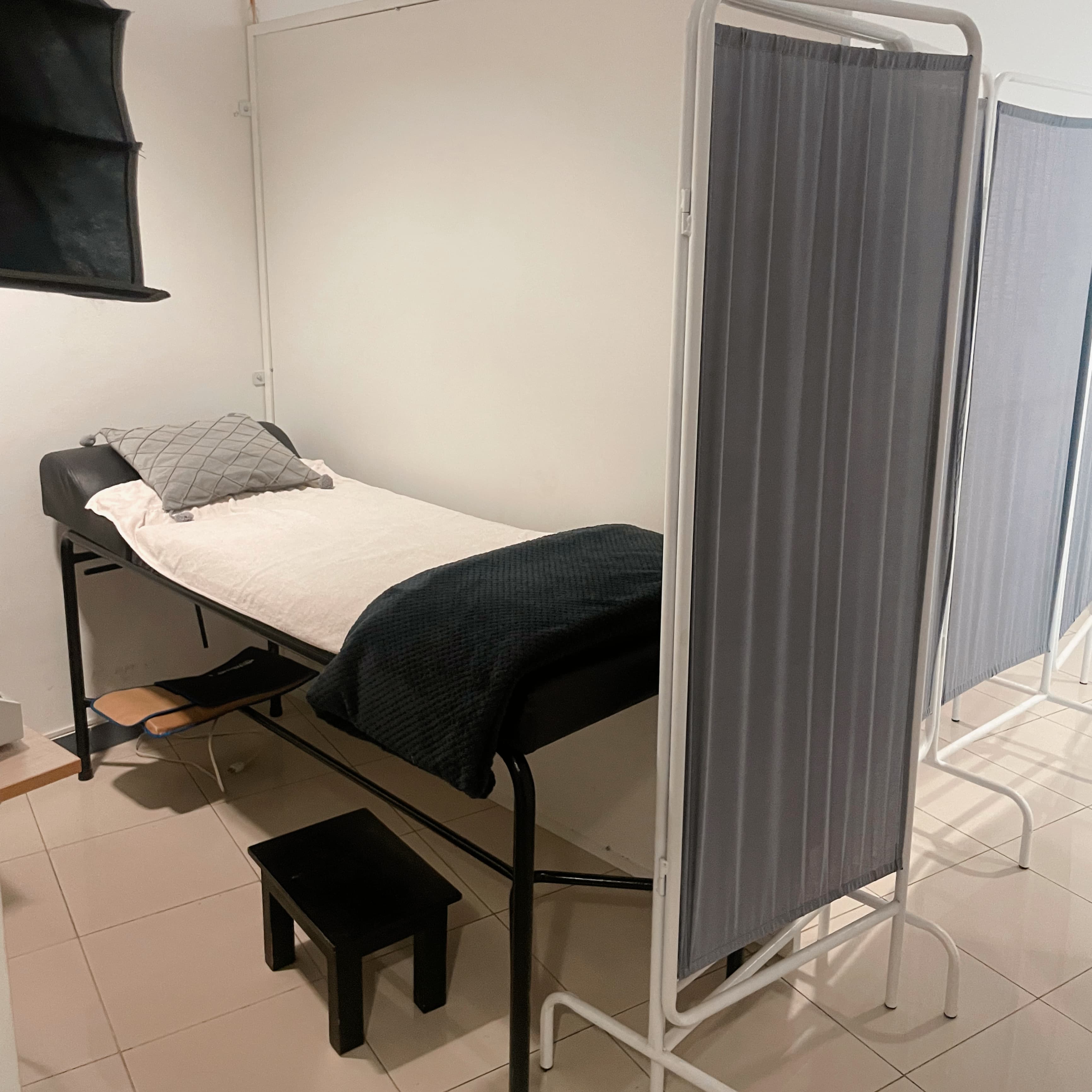 Area de tratamiento con biombos de privacidad